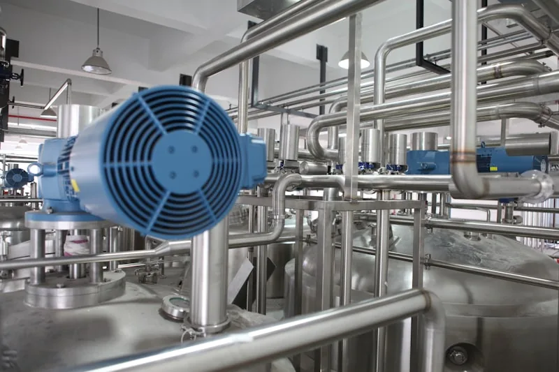 Planta industrial metalúrgica com equipamentos de gestão de resíduos e proteção ambiental